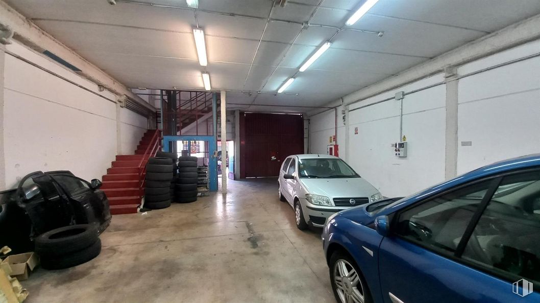 Nave en alquiler y venta en Polígono Prado Overa, Leganés, Madrid, 28914 con coche, neumático, rueda, iluminación del automóvil, vehículo de motor, neumático de automoción, luz de estacionamiento, exterior del automóvil y luces traseras y de freno alrededor