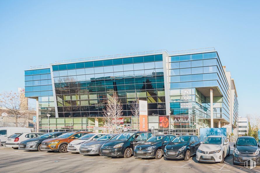 Oficina en alquiler en Edificio Caoba, Calle Valportillo Primera, 22 - 24, Alcobendas, Madrid, 28100 con coche, edificio, cielo, luz de estacionamiento automotriz, rueda, vehículo terrestre, neumático, vehículo, vehículo de motor y arquitectura alrededor