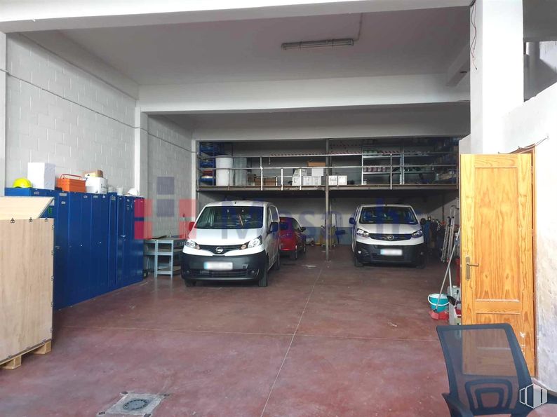 Nave en alquiler en Zona industrial, Villaverde, Madrid, 28021 con coche, puerta, iluminación del automóvil, exterior del automóvil, luz de estacionamiento, aparcamiento, luces traseras y de freno, taller de reparación de automóviles, garaje y puerta del coche alrededor