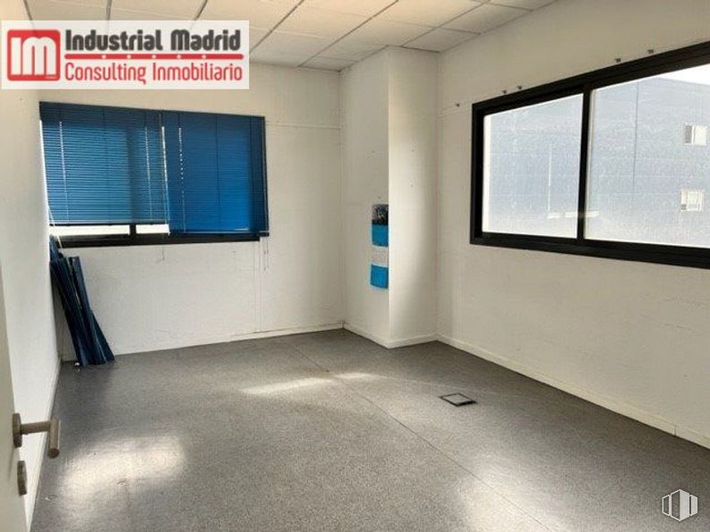 Nave en venta en Polígono Industrial San Fernando, San Fernando de Henares, Madrid, 28830 con ventana, persiana de la ventana, edificio, accesorio, puerta, diseño de interiores, piso, pavimento, sombra y bienes inmuebles alrededor