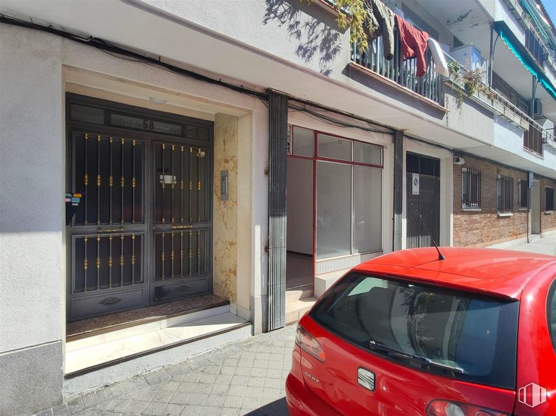 Local en venta en Calle Saturno, Barajas, Madrid, 28042 con coche, ventana, puerta, matrícula del vehículo, vehículo, vehículo de motor, iluminación del automóvil, diseño automovilístico, luces traseras y de freno y exterior del automóvil alrededor