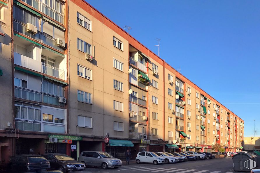 Local en alquiler y venta en Calle La Coruña, 11, Alcalá de Henares, Madrid, 28804 con coche, edificio, vehículo terrestre, rueda, cielo, neumático, ventana, propiedad, vehículo y infraestructura alrededor