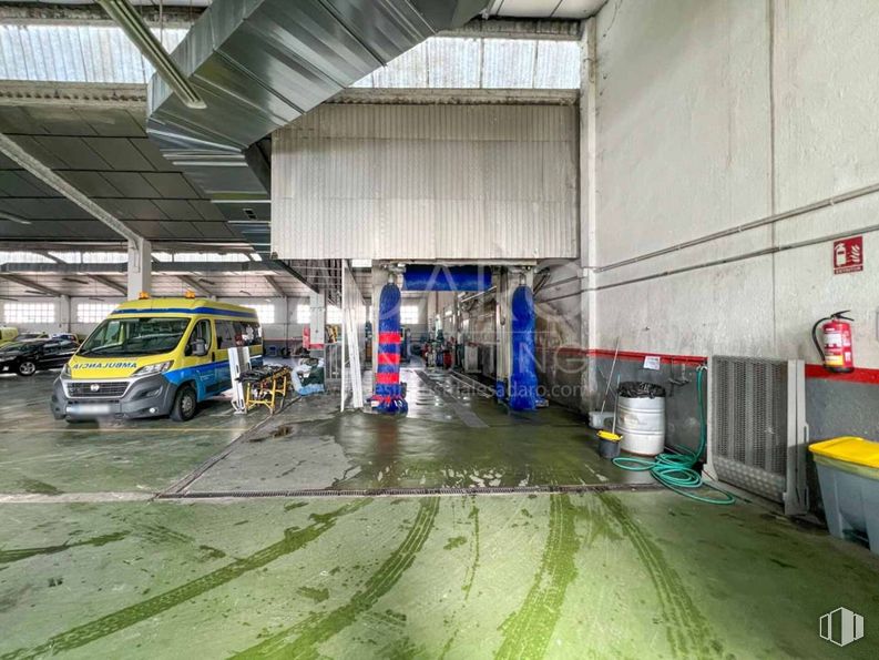 Industrial for sale at Calle Torres Quevedo, Leganés, Madrid, 28914 with van, ambulance, waste container, machine, automobile repair shop, parking, automotive care, workshop, parking lot and workwear around