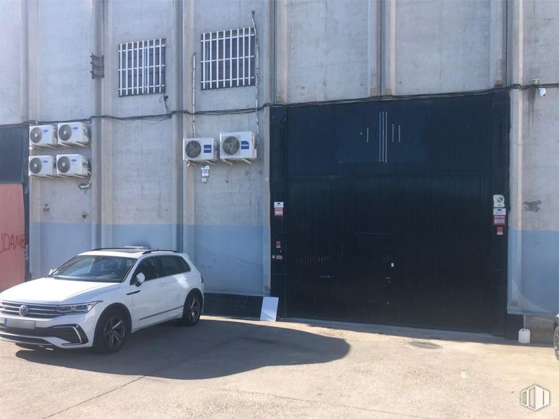 Industrial for sale & for rent at Calle Senda Galiana, 16, Coslada, Madrid, 28820 with car, tire, wheel, window, automotive lighting, automotive tire, automotive exterior, automotive parking light, automotive wheel system and parking around