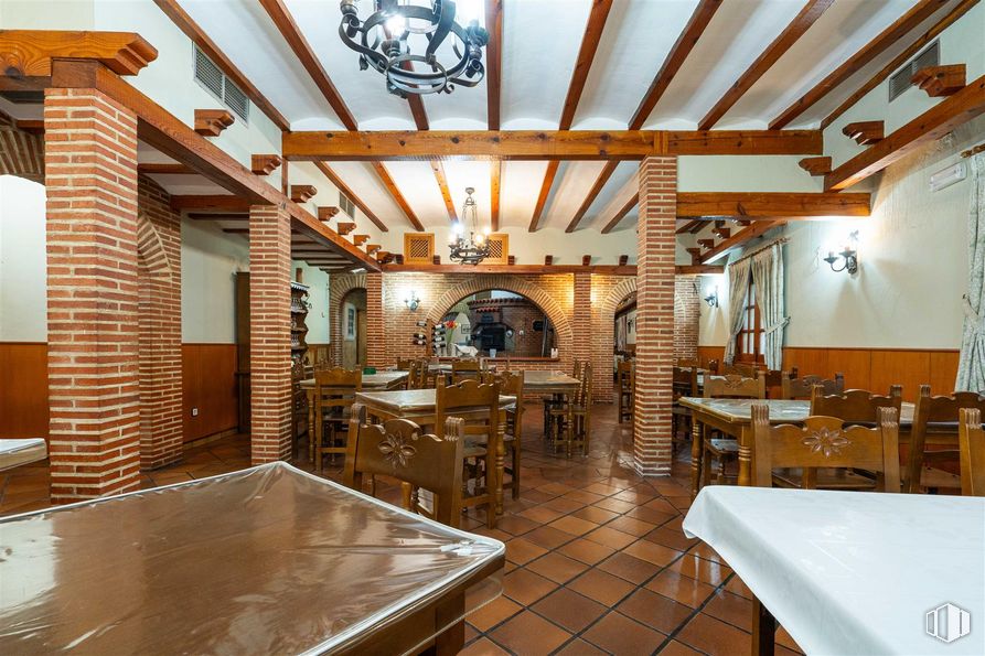 Retail for rent at Plaza San Isidro, 5, Torremocha de Jarama, Madrid, 28189 with light fixture, table top, lighting, kitchen & dining room table, table, furniture, property, wood, interior design and couch around