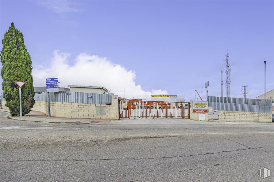 Industrial for sale at Zona Los Olivos, Getafe, Madrid, 28906 with sky, cloud, road surface, asphalt, rural area, gas, city, landscape, tree and road around