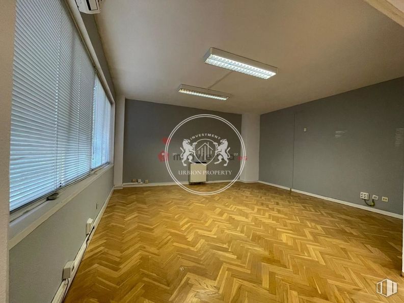 Oficina en alquiler en Calle Añastro, Ciudad Lineal, Madrid, 28033 con lámpara, alumbrado, persiana de la ventana, ventana, suelos, suelo, techo, interiorismo, habitación y apartamento alrededor