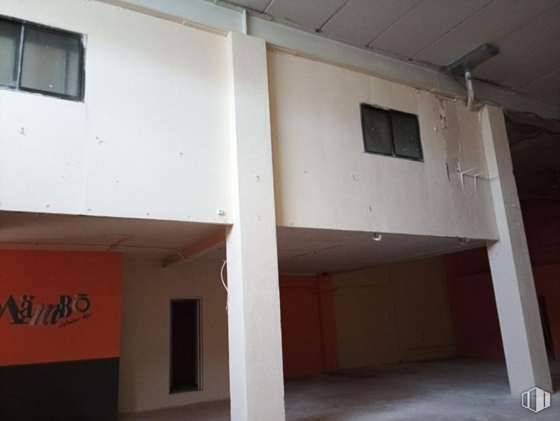 Industrial for sale at Zona industrial, Colmenar Viejo, Madrid, 28770 with window, flooring, floor, ceiling, building material, wood stain, plywood, paint, hall and daylighting around