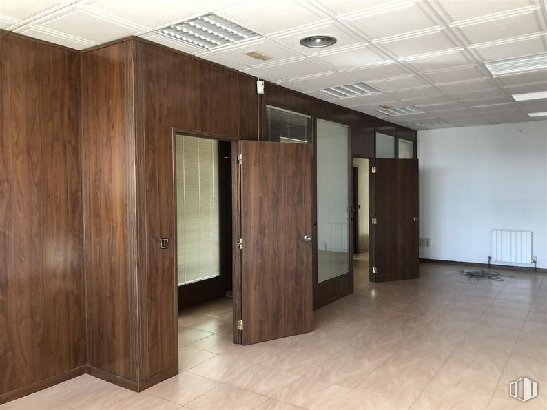 Industrial for sale at San Crispín - La Estación Consorcio, Colmenar Viejo, Madrid, 28770 with door, flooring, floor, wood, interior design, ceiling, hardwood, wood stain, wood flooring and plywood around