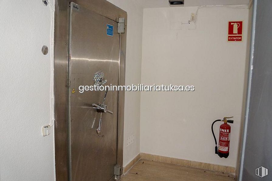 Retail for rent at Plaza de Santa Ana, Ávila, 05001 with packaged goods, handle, fixture, door, household hardware, gas, machine, metal, aluminium and nickel around