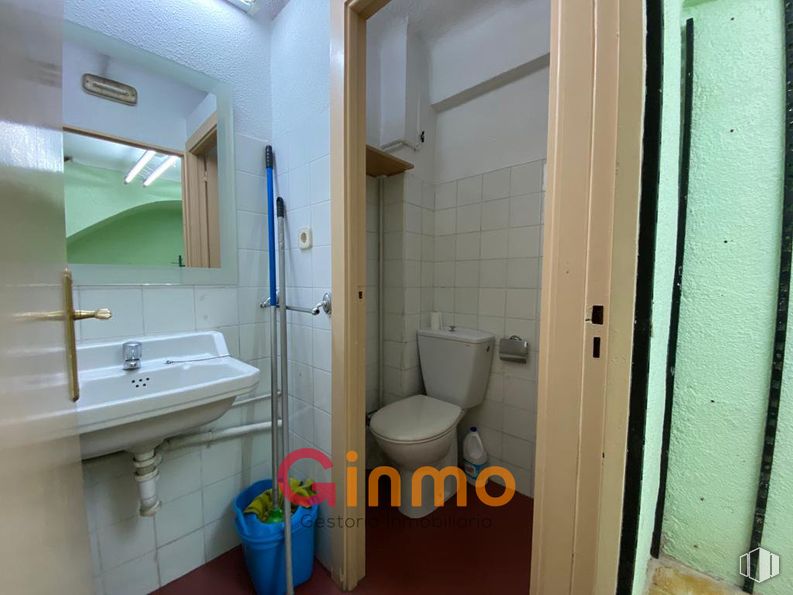 Local en alquiler en Avenida Marqués de Corbera, 29, Ciudad Lineal, Madrid, 28017 con inodoro, suelos, suelo, accesorios de fontanería, lavabo, puerta, fontanería, habitación, fregadero y techo alrededor