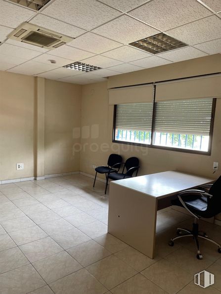 Nave en alquiler y venta en P.I La Estación , Pinto, Madrid, 28320 con escritorio, silla, lámpara, ventana, alumbrado, persiana de la ventana, mueble, propiedad, mesa y interiorismo alrededor