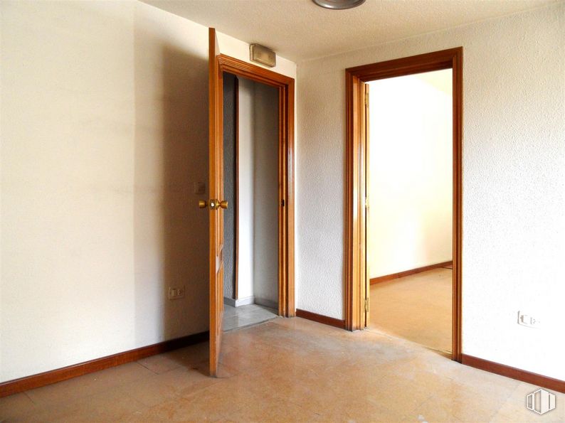 Oficina en alquiler en Calle Madrid, Getafe, Madrid, 28901 con puerta, accesorio, madera, interiorismo, suelos, puerta de casa, exterior del automóvil, tinte para madera, edificio y techo alrededor