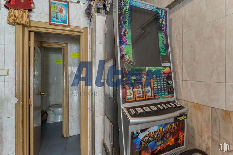 Local en venta en Calle Melchor Cano, Moncloa - Aravaca, Madrid, 28008 con puerta, gas, máquina, fachada, ocio, arte, habitación, madera, edificio y juego arcade alrededor