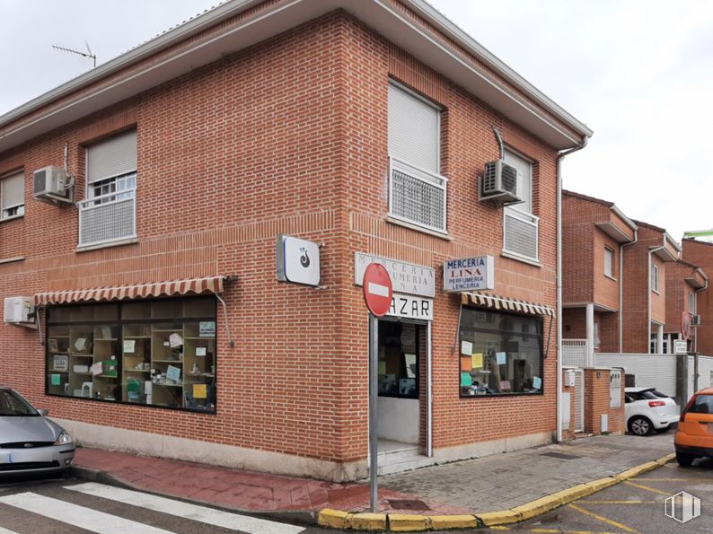 Retail for rent at Zona Centro, Loeches, Madrid, 28890 with car, window, land vehicle, wheel, building, vehicle, sky, tire, infrastructure and automotive parking light around