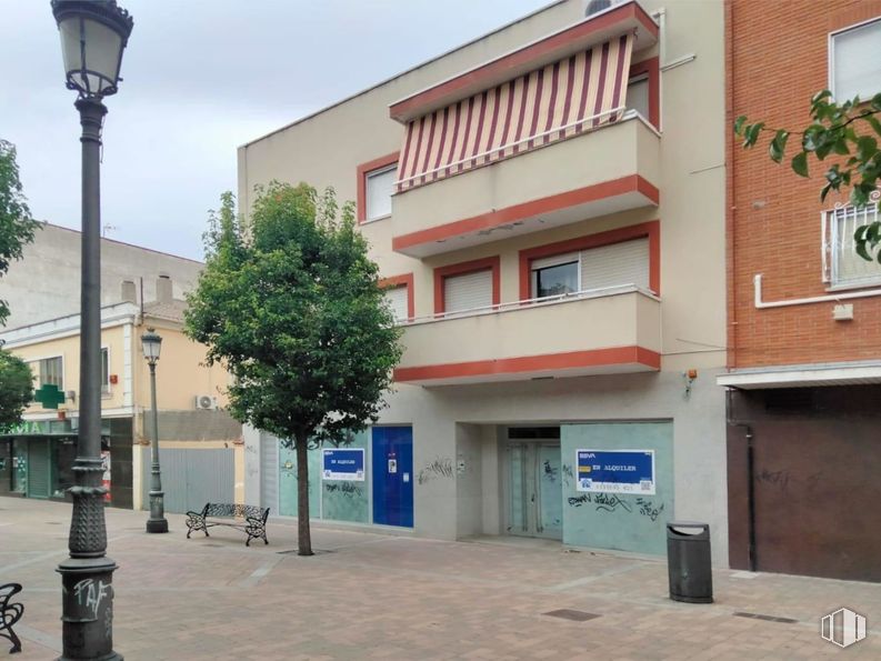 Local en venta en Calle Plaza, 34, Fuenlabrada, Madrid, 28944 con ventana, edificio, luz de la calle, cielo, árbol, diseño urbano, casa, accesorio, puerta y inmobiliario alrededor