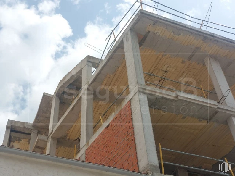 Land for sale at Zona Centro, El Barraco, Ávila, 05110 with sky, cloud, building, wood, urban design, house, composite material, siding, facade and condominium around