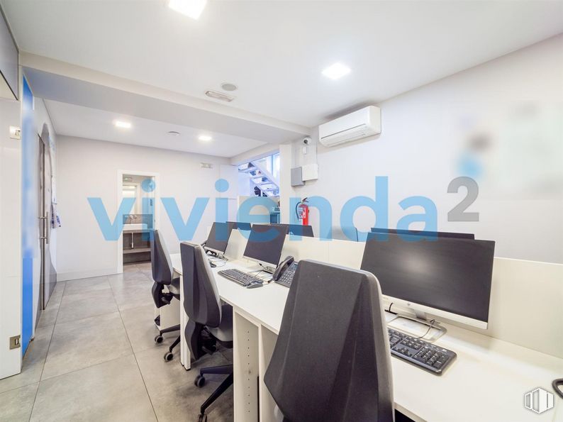 Local en alquiler y venta en Avenida Menéndez Pelayo, Retiro, Madrid, 28007 con pantalla de ordenador, lámpara, escritorio, teclado del ordenador, silla, mueble, alumbrado, ordenador, mesa y ordenador personal alrededor