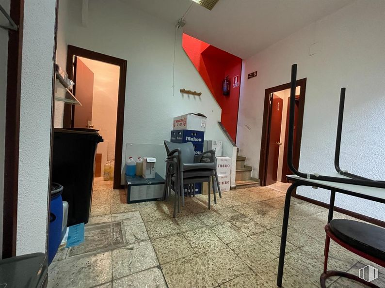 Local en venta en Barrio del Pilar, Fuencarral - El Pardo, Madrid, 28029 con silla, interiorismo, suelos, suelo, marco, madera, inmobiliario, madera dura, televisión y hall alrededor