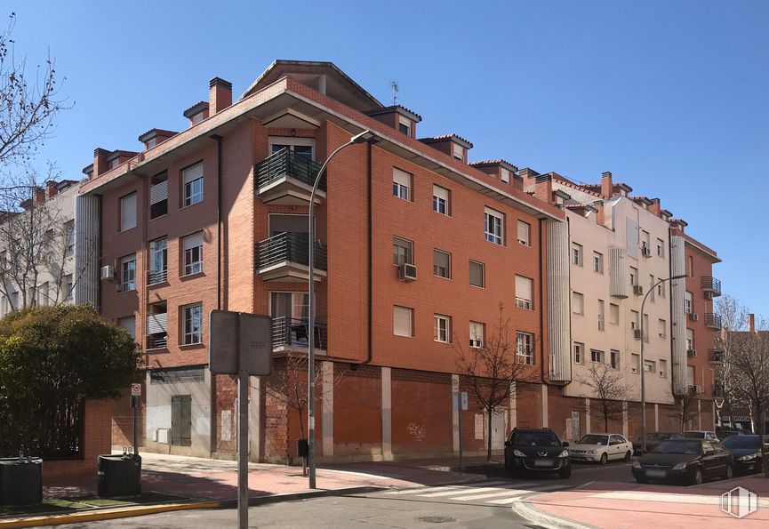 Local en alquiler y venta en Avenida Fresnos, 25 , Torrejón de Ardoz, Madrid, 28850 con edificio, coche, cielo, propiedad, ventana, planta, rueda, neumático, diseño urbano y condominio alrededor