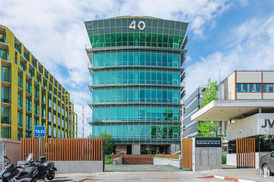 Oficina en alquiler en JV40, Calle Josefa Valcárcel, 40, San Blas - Canillejas, Madrid, 28027 con coche, edificio, motocicleta, cielo, nube, rueda, neumático, diseño urbano, condominio y bloque de pisos alrededor