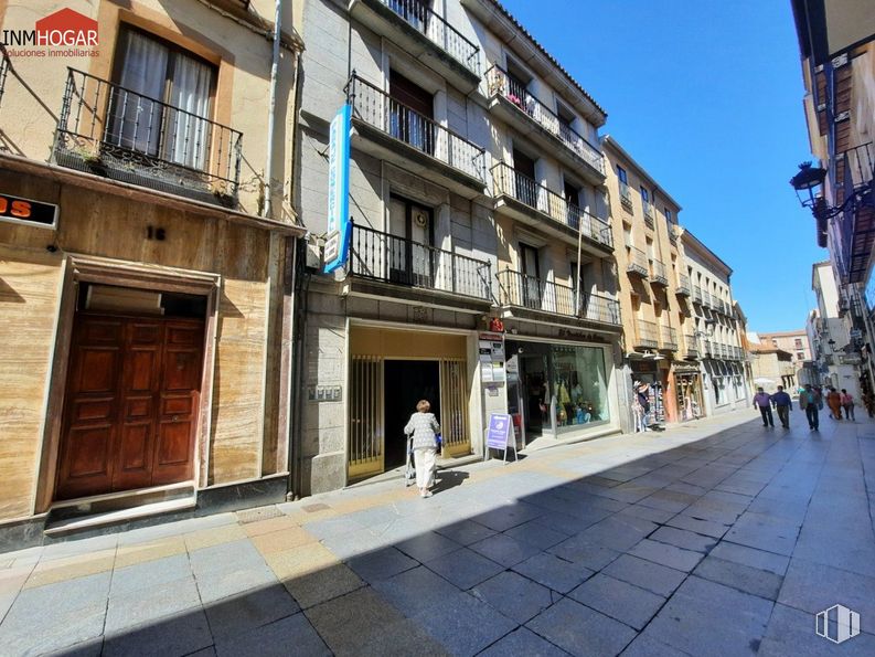 Retail for rent at Zona Murallas, Ávila, 05001 with door, building, window, person, sky, urban design, road surface, house, neighbourhood and facade around