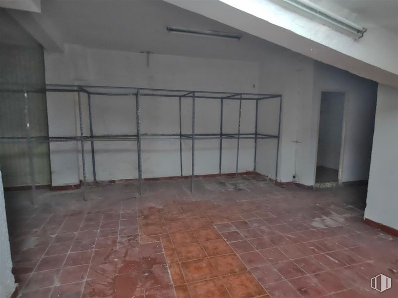 Retail for sale at Calle Cavanilles, Retiro, Madrid, 28007 with fixture, wood, interior design, flooring, floor, composite material, building material, ceiling, hardwood and concrete around