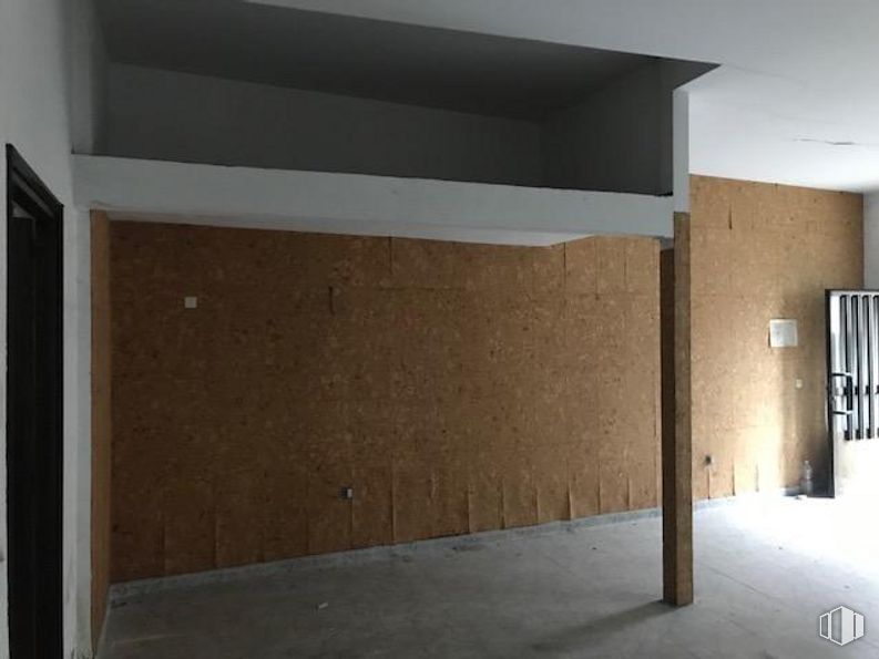 Retail for sale at Calle Juan de Austria, 6, Arenas de San Pedro, Ávila, 05400 with wood, shade, grey, rectangle, paint, floor, flooring, composite material, hardwood and wood stain around