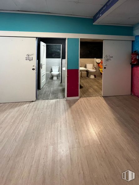 Retail for sale & for rent at Zona Juzgados, Móstoles, Madrid, 28931 with toilet, door, hall, building, wood, house, flooring, floor, laminate flooring and wood stain around