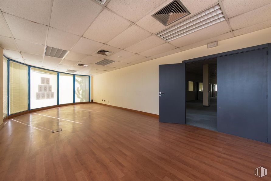 Oficina en venta en Calle Almazara, Tres Cantos, Madrid, 28760 con ventana, hall, madera, edificio, suelos, accesorio, suelo, suelo laminado, madera dura y techo alrededor