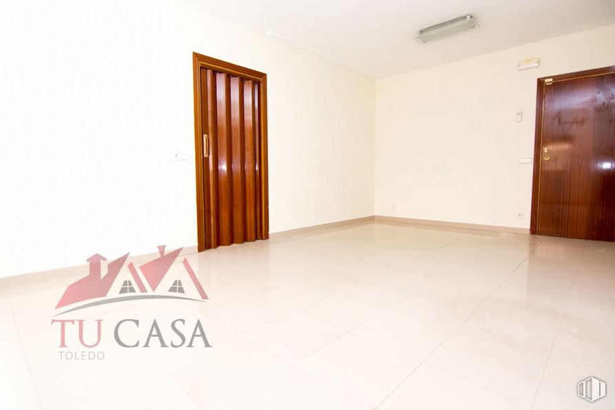 Office for rent at Carretera de la Peraleda, Toledo, 45004 with door, fixture, wood, interior design, paint, floor, flooring, wood stain, hardwood and home door around