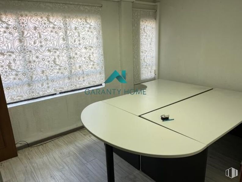 Retail for rent at Zona Puerta del Angel, La Latina, Madrid, 28011 with desk, window, window blind, table, building, wood, interior design, chair, flooring and floor around