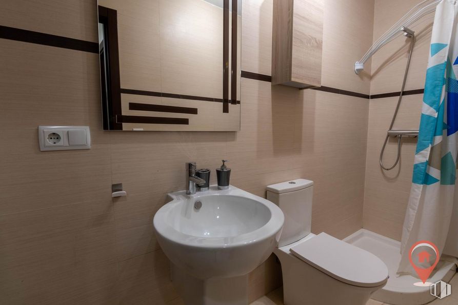 Office for sale at Calle Noheda, Cuenca, 16001 with toilet, bidet, mirror, tap, plumbing fixture, sink, property, bathroom sink, bathroom and building around