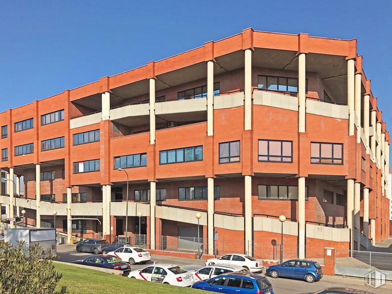 Industrial for sale at Calle San Máximo, 31, Usera, Madrid, 28041 with building, property, window, sky, architecture, tower block, condominium, urban design, fixture and neighbourhood around