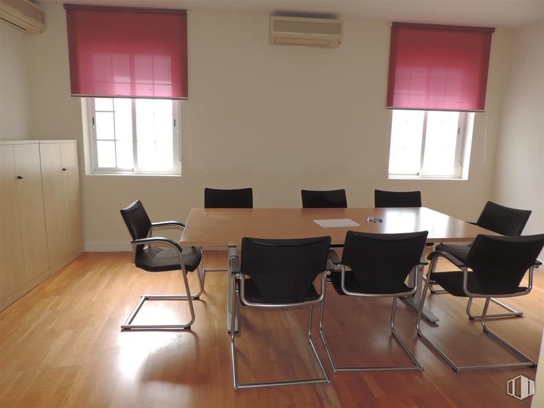 Oficina en alquiler en Calle García de Paredes, Chamberí, Madrid, 28010 con silla, mesa, ebanistería, mueble, ventana, madera, hall, suelos, sala de estar y suelo alrededor