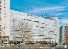 Office for rent at Nuga Castellana, Paseo Castellana, 200, Chamartín, Madrid, 28046 with building, cloud, sky, daytime, street light, urban design, tower block, skyscraper, condominium and tree around