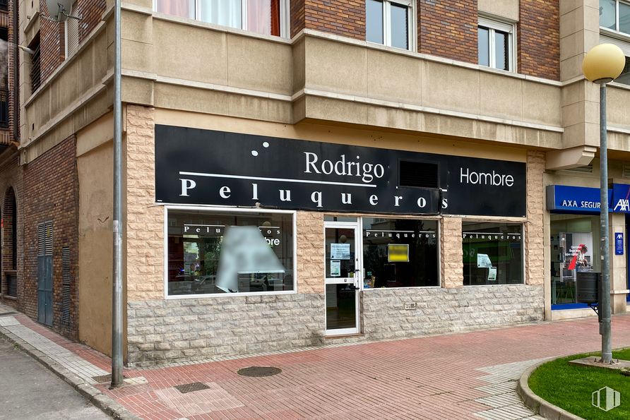 Local en alquiler en Calle Doctor Calero, 2, Majadahonda, Madrid, 28220 con edificio, ventana, arquitectura, planta, puerta, accesorio, fachada, bienes raíces, venta minorista y edificio comercial alrededor