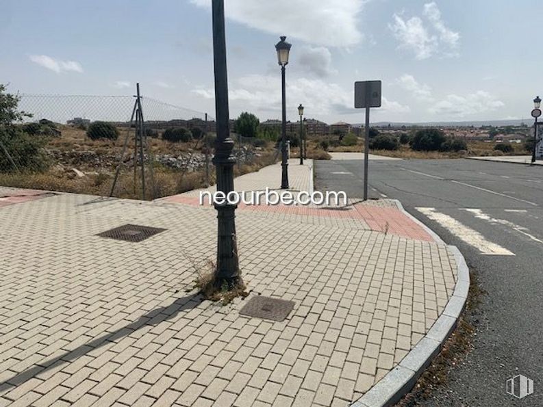 Land for sale at Calle Albacete, Ávila, 05004 with street light, sky, cloud, road surface, asphalt, urban design, flooring, sidewalk, public space and tree around