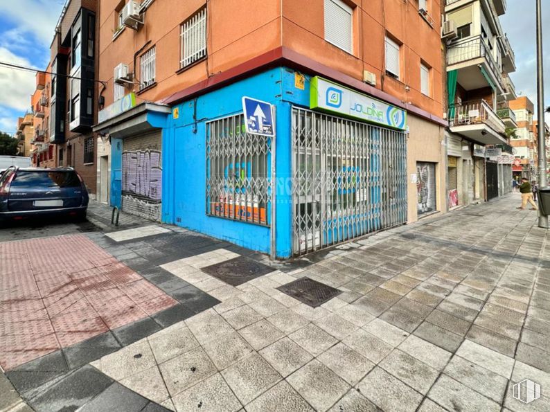 Local en venta en Calle Arroyo del Olivar, Puente de Vallecas, Madrid, 28018 con coche, durante el día, superficie de la carretera, infraestructura, vehículo, ventana, madera, arquitectura, rueda y cielo alrededor