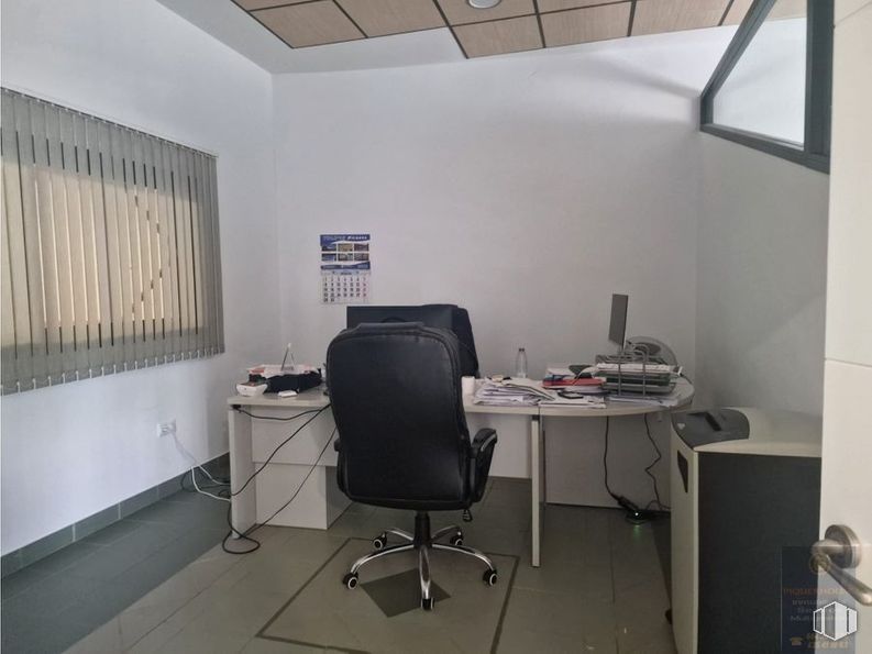 Industrial for sale at Avenida Monte Boyal, 43, Casarrubios del Monte, Toledo, 45950 with chair, window blind, desk, window, furniture, property, table, building, office chair and computer desk around