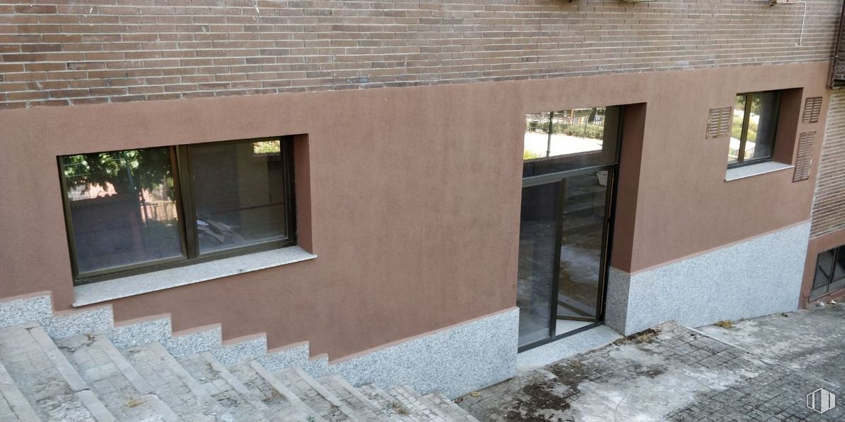 Office for sale & for rent at Zona Alto Jabonería, Las Rozas de Madrid, Madrid, 28230 with window, door, building, fixture, wood, brick, brickwork, shade, rectangle and house around