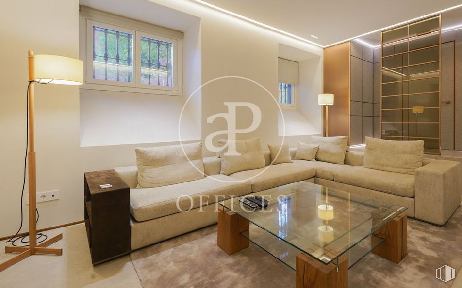 Oficina en alquiler en Calle Felipe IV, Retiro, Madrid, 28014 con ventana, sofá, lámpara, mesa de centro, alumbrado, propiedad, mueble, interiorismo, madera y sofá estudio alrededor