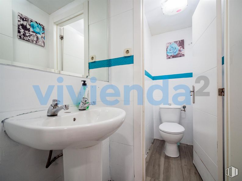 Retail for sale at Calle Arcos, San Blas - Canillejas, Madrid, 28032 with toilet, sink, tap, plumbing fixture, property, photograph, bathroom sink, purple, azure and mirror around