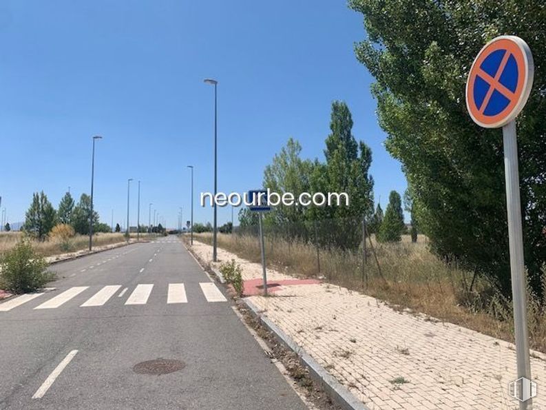 Land for sale at Calle Bartolomé de las Casas, Ávila, 05002 with traffic sign, sky, plant, infrastructure, road surface, tree, asphalt, street light, thoroughfare and land lot around