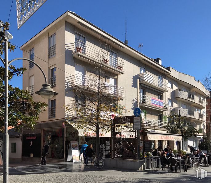 Oficina en alquiler en Calle Gran Vía, 13, Majadahonda, Madrid, 28220 con edificio, ventana, planta, cielo, diseño urbano, condominio, barrio residencial, bienes raíces, árbol y fachada alrededor