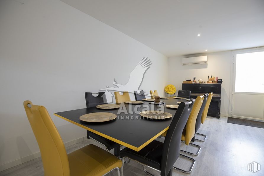 Nave en alquiler en Calle Jaén, Alcalá de Henares, Madrid, 28804 con silla, ventana, mesa, mueble, edificio, planta, madera, mesa de cocina y comedor, casa y suelos alrededor