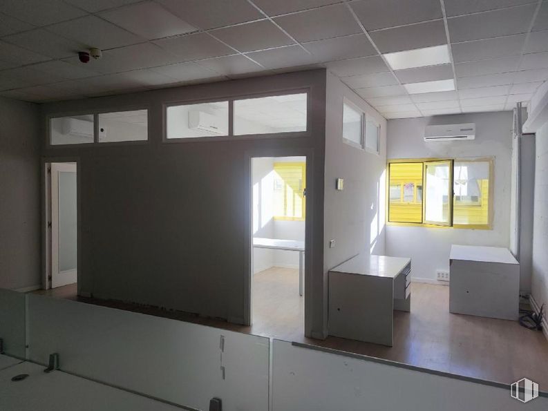 Industrial for sale at Calle Laguna del Marquesado, 36, Villaverde, Madrid, 28021 with window, light fixture, flooring, wall, floor, ceiling, interior design, lighting, room and glass around