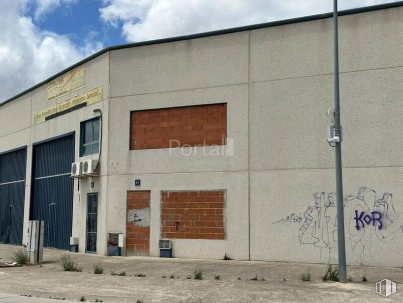 Industrial for sale at Polígono industrial El Viso de San Juan, El Viso de San Juan, Toledo, 45215 with building, cloud, sky, neighbourhood, residential area, brick, facade, city, door and asphalt around