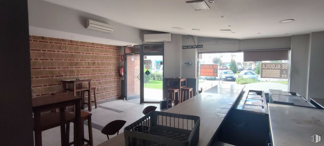 Retail for rent at Calle Nuestra Señora de Sonsoles, Ávila, 05003 with table, property, furniture, plant, building, chair, fixture, window, interior design and architecture around