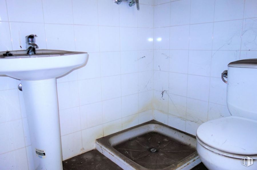 Nave en alquiler en Zona industrial, Sanchidrián, Ávila, 05290 con inodoro, fregadero, accesorio de fontanería, propiedad, lavabo de baño, grifo, morado, azul, baño y fluido alrededor